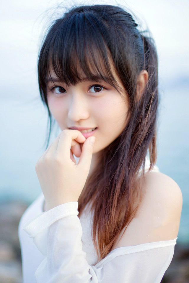 “久闻鹿门书院，凤雏之名，乃冠军侯座下首屈一指的谋士，今日一见，果然不同凡响，在下邓贤，见过士元先生。”邓贤看了看刘璝，又看了看卓扬，心中无奈的叹了口气，也罢，如今刘璋昏庸，军心动乱，已经没人愿意再为刘璋效命，吕布，或许也是个不错的选择。